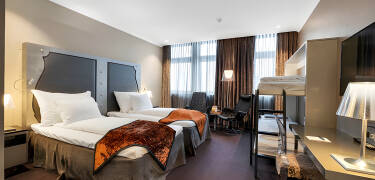 Hotellets rymliga rum erbjuder komfort för familjer och vänner.