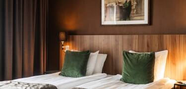 På nogle af hotellets dobbeltværelser kan der tilføjes to opredninger, så der er plads til i alt fire personer.