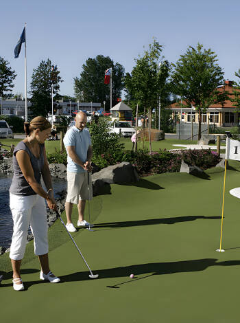 Das Hotel ist kinderfreundlich: Mann kann Minigolf im Hotel spielen und es ist nicht weit zum Skara Sommarland.