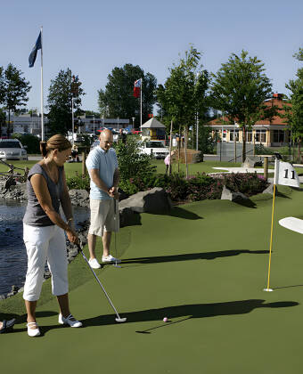 Das Hotel ist kinderfreundlich: Mann kann Minigolf im Hotel spielen und es ist nicht weit zum Skara Sommarland.