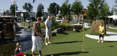 Barna kommer aldri til å kjede seg med minigolf på hotellet, og kort avstand til populære Skara Sommerland.