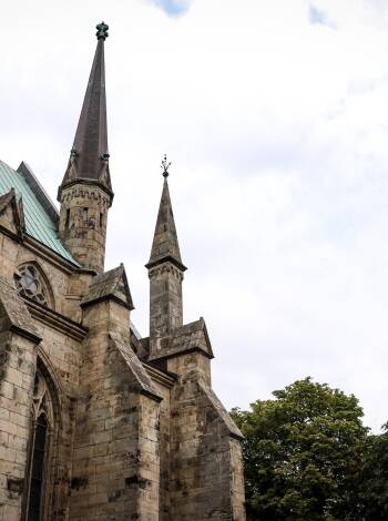Das gemütliche Skara ist eine charmante kleine Stadt mit Einkaufsmöglichkeiten, Cafés und einer schönen Kathedrale.