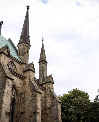 Mysiga Skara är en charmig liten stad med shopping och kaféer där ni inte får missa att besöka domkyrkan