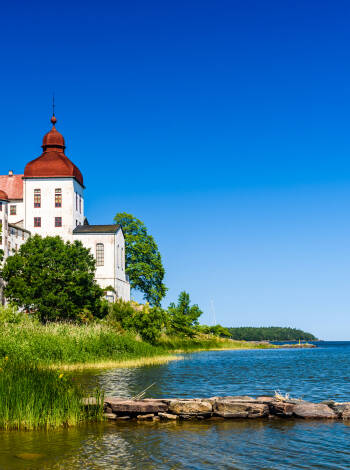 Machen Sie einen Familienausflug zum wunderschönen Schloss Läckö, das sich auf einem Felsvorsprung am Vänernsee befindet.
