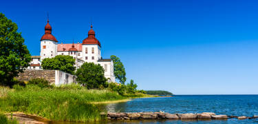 Machen Sie einen Familienausflug zum wunderschönen Schloss Läckö, das sich auf einem Felsvorsprung am Vänernsee befindet.
