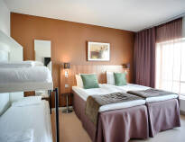 På nogle af hotellets dobbeltværelser kan der tilføjes to opredninger, så der er plads til i alt fire personer.