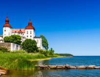 Machen Sie einen Familienausflug zum wunderschönen Schloss Läckö, das sich auf einem Felsvorsprung am Vänernsee befindet.