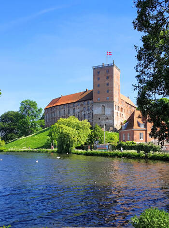 Zu den wichtigen Sehenswürdigkeiten in Kolding gehört u.a. die historische Königsburg Koldinghus, die eine interessante Geschichte hat.