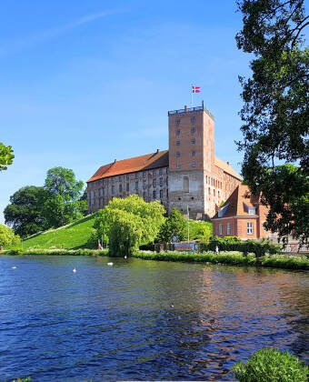 Zu den wichtigen Sehenswürdigkeiten in Kolding gehört u.a. die historische Königsburg Koldinghus, die eine interessante Geschichte hat.