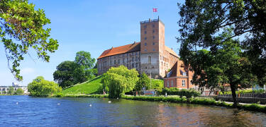 Her bor dere rett ved sentrum i Kolding hvor dere bl.a. kan besøke det historiske kongslottet Koldinghus.