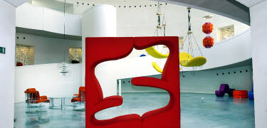 Besøg museet Trapholt lige uden for Kolding og nyd moderne kunst, kunsthåndværk og design.