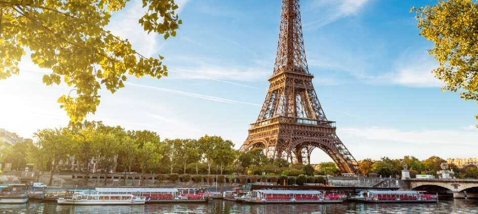 Paris ist die Stadt der Städte mit einer Vielzahl von Sehenswürdigkeiten, aber das berühmteste Highlight der Stadt ist ohne Zweifel der Eiffelturm, den Sie über die vielen Treppen erklimmen können.