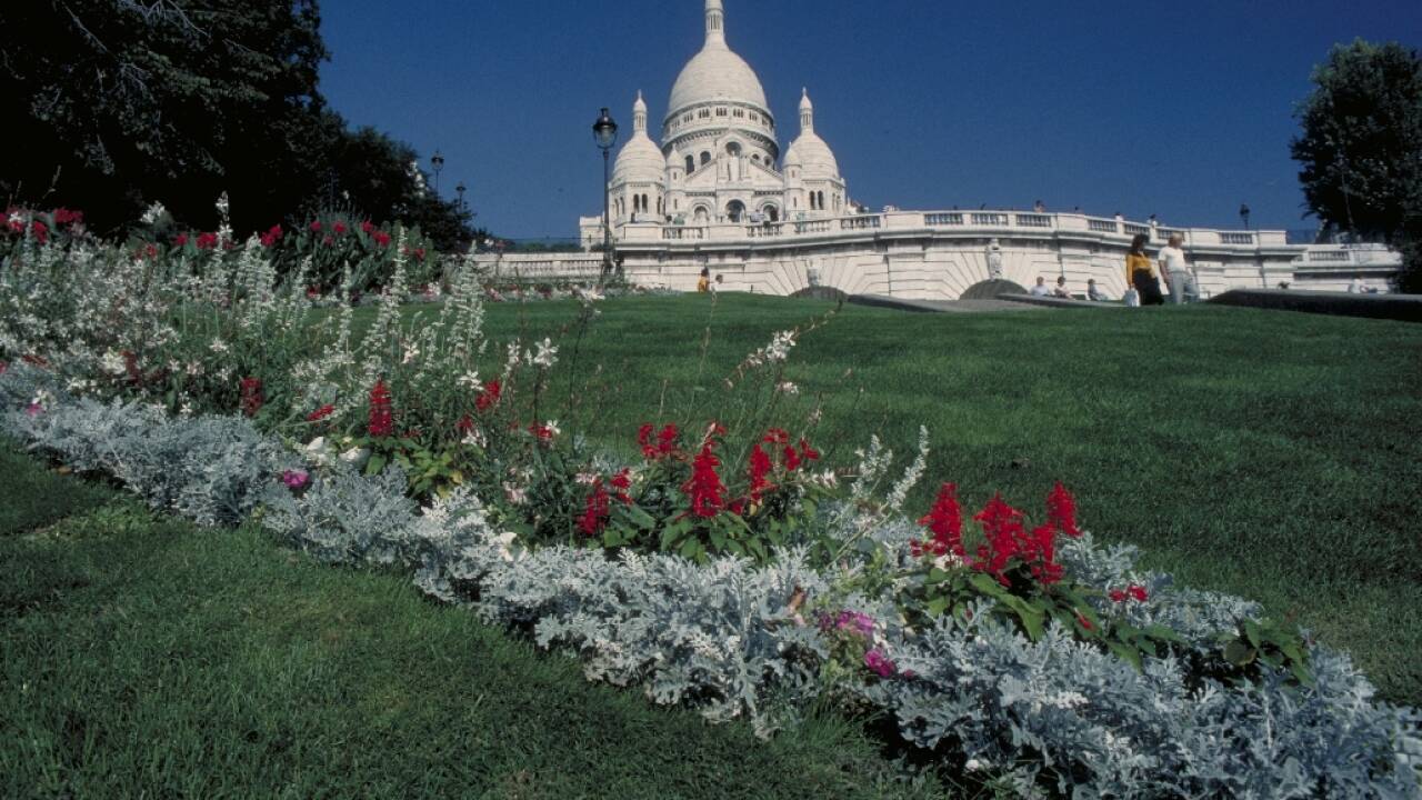 Nehmen Sie sich Zeit für einen Spaziergang im gemütlichen Viertel Montmartre, wo Sie die Kirche Sacre Coeur sehen und einen atemberaubenden Blick auf die Stadt genießen können.