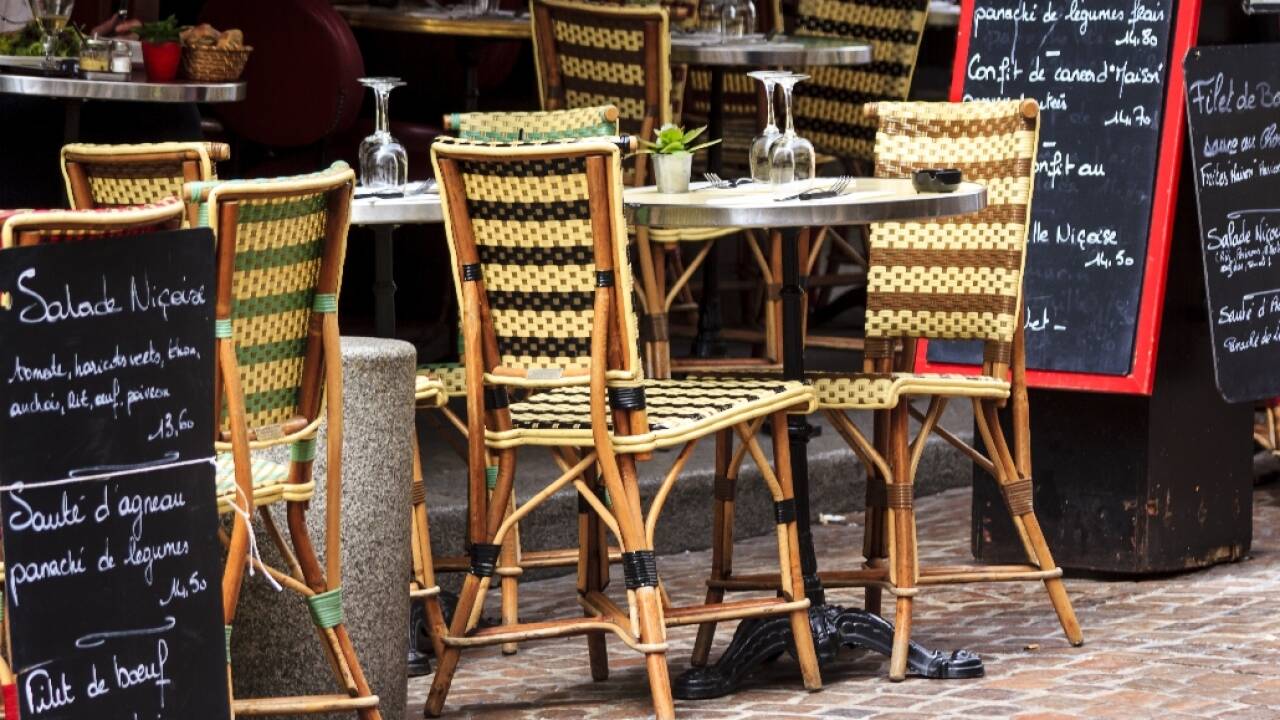 Es gibt nichts Französischeres als einen ruhigen Moment in einem der vielen Cafés von Paris bei einer Tasse Kaffee und einem Croissant.