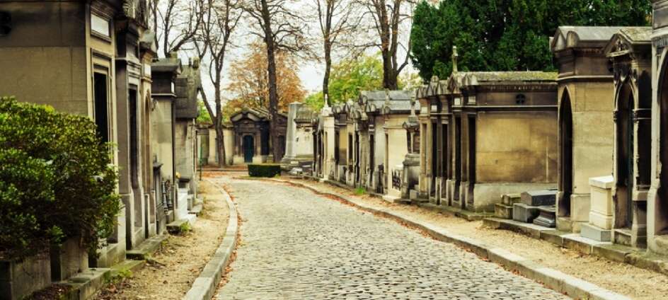 Einer der versteckten Schätze von Paris ist der Friedhof Père Lachaise, der wegen der besonderen Atmosphäre der gepflasterten Straßen einen Besuch wert ist.