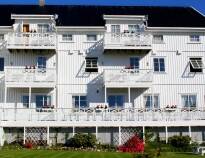 Hotellet har en flott beliggenhet i landsbyen Færvik, bare noen få hundre meter fra Spornes sandstrand