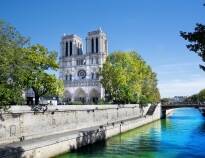 Notre Dame kirken har en vidunderlig beliggenhet centralt i byen og rett ved Seinen.