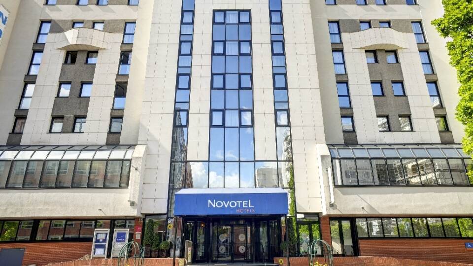 Das Novotel Paris ist nur 100 m vom öffentlichen Nahverkehr entfernt, der Sie direkt in die Innenstadt bringt.