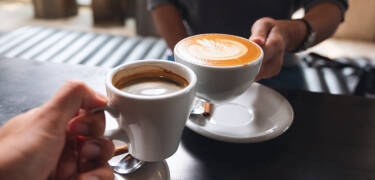 Das Hotel serviert Gratiskaffee in gemütlicher, enspannter Atmosphäre.