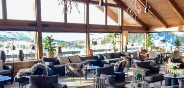 Hotellets faciliteter är inredda med bekväm möblering.