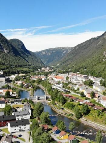 Besuchen Sie Rjukan, die Stadt, in der während des Zweiten Weltkriegs die dramatische Aktion von Vermork stattfand - die einzigartige Stätte gehört seit 2015 zum UNESCO-Weltkulturerbe.