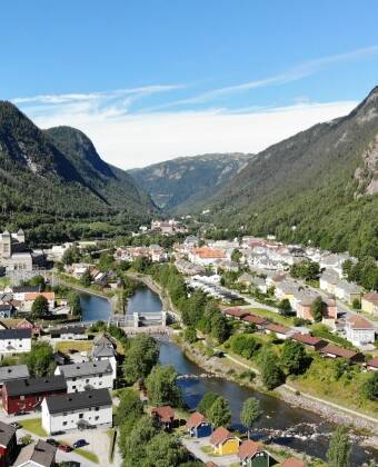 Besuchen Sie Rjukan, die Stadt, in der während des Zweiten Weltkriegs die dramatische Aktion von Vermork stattfand - die einzigartige Stätte gehört seit 2015 zum UNESCO-Weltkulturerbe.