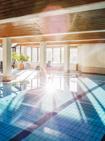 Sie haben gratis Zugang zum Wellnessbereich des Hotels mit beheiztem Pool, Whirlpool, Sauna und Dampfbad. Probieren Sie auch eine der schwimmenden Saunen aus!