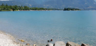 Hotellet ligger skønt i feriebyen Manerba del Garda, blot omkring hundrede meter fra Gardasøens sydvestlige bred.
