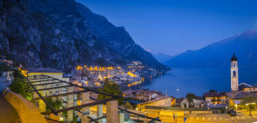 Tillbringa en härlig dag i den lilla staden, Limone Sul Garda, kännetecknad av gränder med små butiker och kaféer.