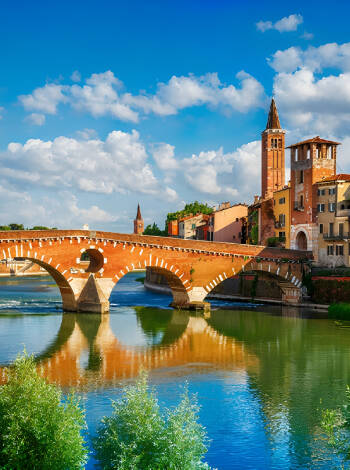 Erforschen Sie die "Romeo und Julia-Stadt" Verona, die für ihre mittelalterlichen Häuser, die das Stadtbild prägen, bekannt ist.
