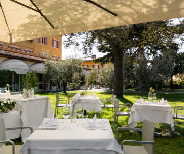 Genießen Sie die Sommerabende auf der Hotelterrasse im dem schönen grünen Garten