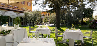 Genießen Sie die Sommerabende auf der Hotelterrasse im dem schönen grünen Garten