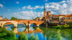 Erforschen Sie die "Romeo und Julia-Stadt" Verona, die für ihre mittelalterlichen Häuser, die das Stadtbild prägen, bekannt ist.