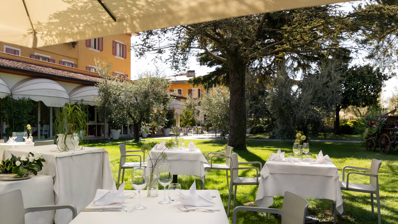 Genießen Sie die Sommerabende auf der Hotelterrasse im dem schönen grünen Garten