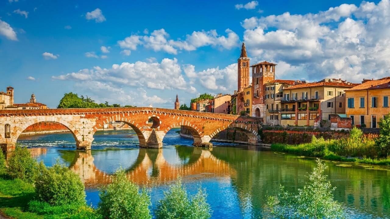 Udforsk ’Romeo og Julie-byen’, Verona, kendt for sine middelalderlige huse, som præger bybilledet.