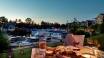Nyt livet på hotellets egen marina med båtutleie og et utvalg førsteklasses restauranter på kaien.