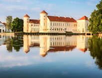 Das wunderschöne Schloss Rheinsberg besuchen, wo Friedrich der Grosse laut Überlieferung die glücklichsten Stunden seines Lebens verbrachte.