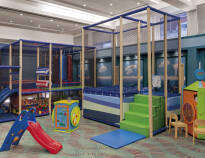 Hotellet har ett lekland för de mindre barnen och ett cyberkafé med playstation där barnen kan leka och ha roligt.