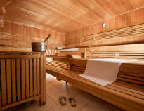 Schöner Wellnessbereich mit Innenpool, Sauna und Möglichkeit für Spa Behandlungen.