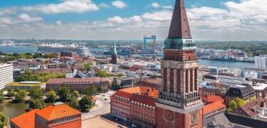 Übernachten Sie mitten im Herzen von Kiel, wo das lebhafte Stadtzentrum und die kulturellen Highlights nur einen kurzen Spaziergang entfernt sind.