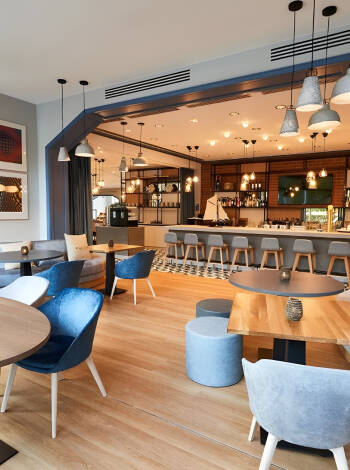 Die einladende Lobby und das Restaurant zeichnen sich durch ein elegantes, zeitgemäßes Design aus.