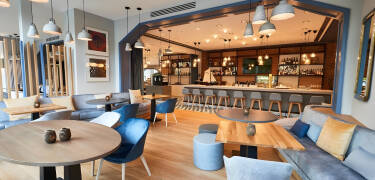 Den innbydende lobbyen og restauranten har et elegant, moderne design.