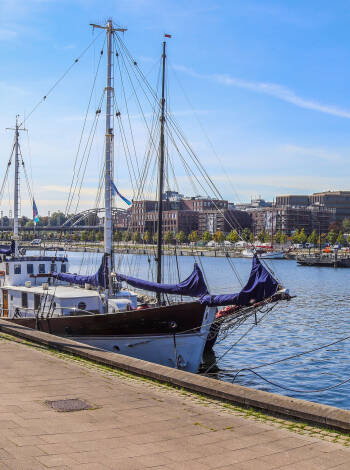 Wenn Sie hier übernachten, haben Sie einen hervorragenden Zugang zum Kieler Hafen, der sich perfekt für Spaziergänge entlang der Kaimauer und für Kreuzfahrten oder Bootstouren eignet.