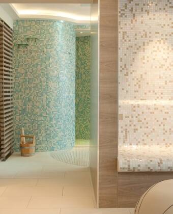 Slap af i hotellets wellnessområde – et roligt fristed perfekt til at lade op efter dagens oplevelser.