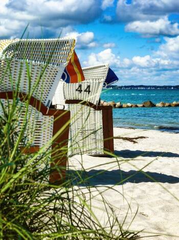 Nutzen Sie den Charme der Küste Kiels mit einfachen Ausflügen zu Sandstränden und malerischen Aussichtspunkten auf die Ostsee.