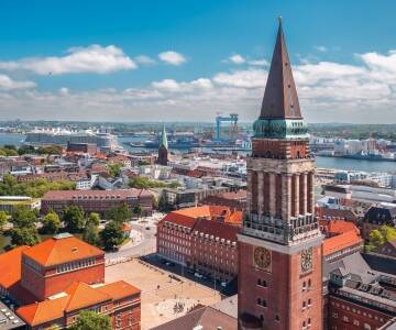 Bo midt i hjertet av Kiel, hvor byens pulserende sentrum og kulturelle høydepunkter ligger bare et steinkast unna.