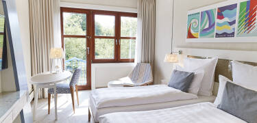 Helle, moderne Zimmer mit durchdachten Annehmlichkeiten wie einem Smart-TV sorgen dafür, dass Sie sich vom ersten Moment an wie zu Hause fühlen.