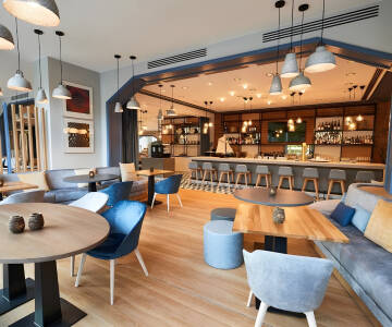 Den innbydende lobbyen og restauranten har et elegant, moderne design.