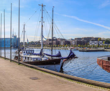 Wenn Sie hier übernachten, haben Sie einen hervorragenden Zugang zum Kieler Hafen, der sich perfekt für Spaziergänge entlang der Kaimauer und für Kreuzfahrten oder Bootstouren eignet.