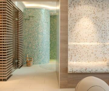 Slap af i hotellets wellnessområde – et roligt fristed perfekt til at lade op efter dagens oplevelser.